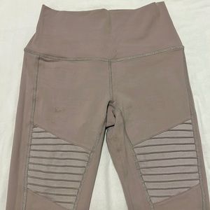 ALO HIGH WAIST MOTO LEGGING IN GRAVEL SIZE SMALL